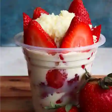 Fresas con Crema + Queso Rallado