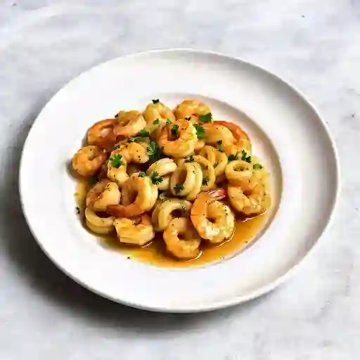 Camarones y Calamares Al Ajillo