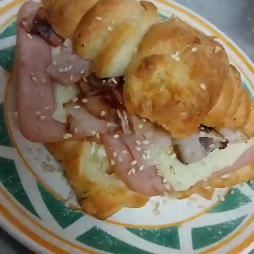 Croissant de jamón y queso
