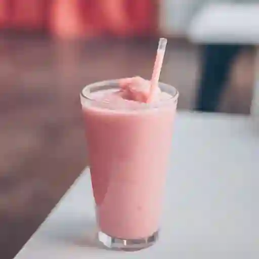 Jugo de fresa en leche