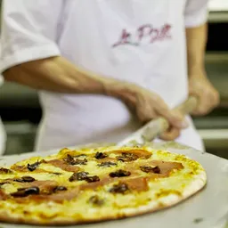 Pizza de Jamón Serrano y Dátiles