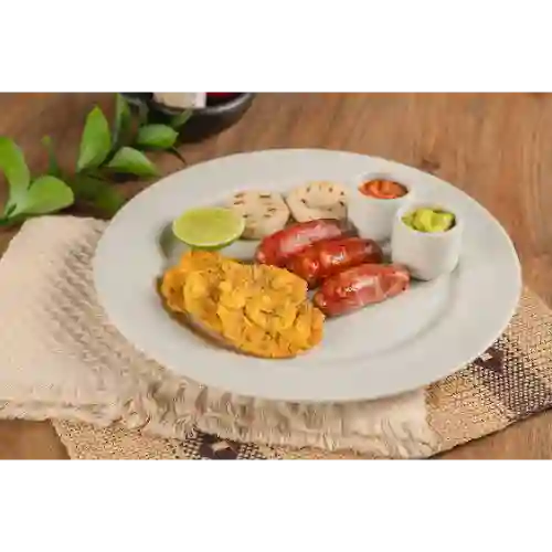 Chorizo con Arepa y Patacón
