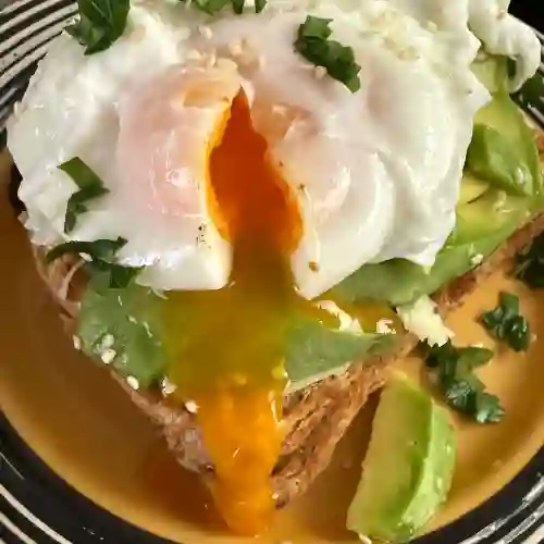Tostada con Aguacate y Huevo Pashot