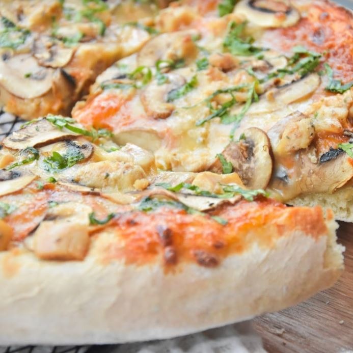 Pizza de Pollo, Champiñones y Albahaca