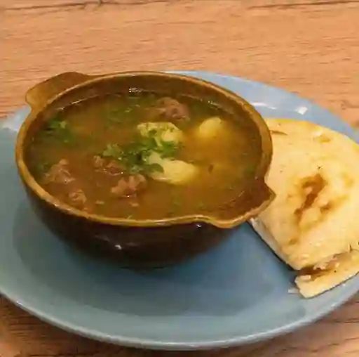 Pescado Guisado con Arepa