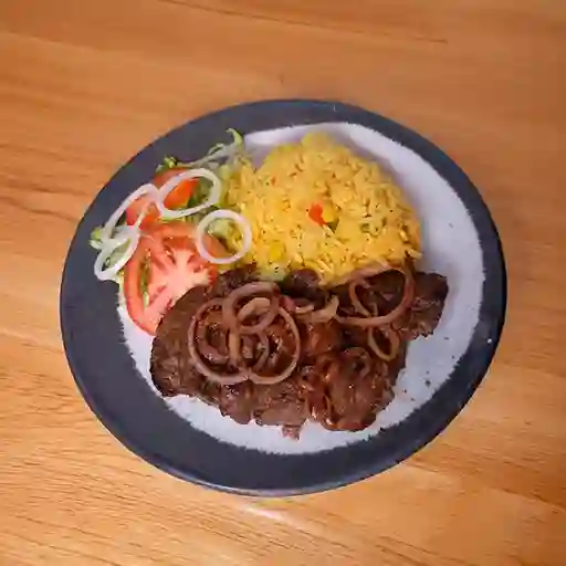 Bandeja con Higado Encebollado	
