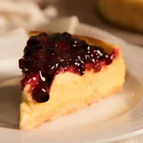 Porción Postre Cheesecake Frutos Rojos