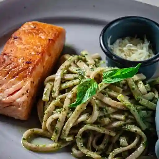 Pasta almendra pesto con salmon noruego
