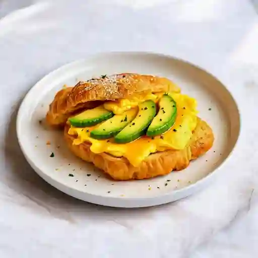 Croissant De Aguacate Y Omelette