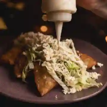 Qusadilla de Chicharon Prensado con Queso