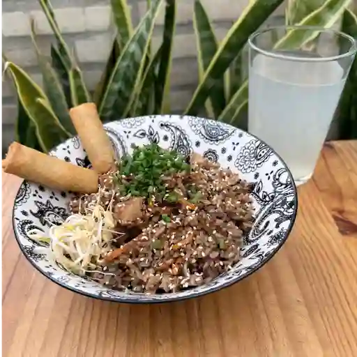 Arroz asiático pollo, egg rolls y bebida