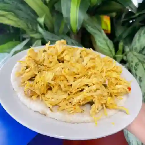 Arepa Tela con Pollo Desmechado
