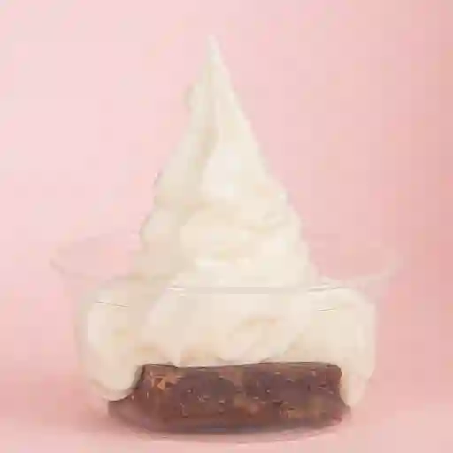 Brownie con helado y salsa
