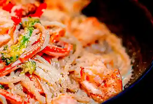 Pasta vegetariana y bebida