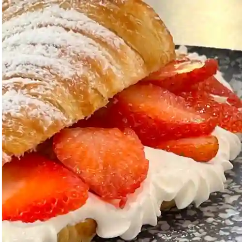 Croissant Mantequilla y Fresas con Crema