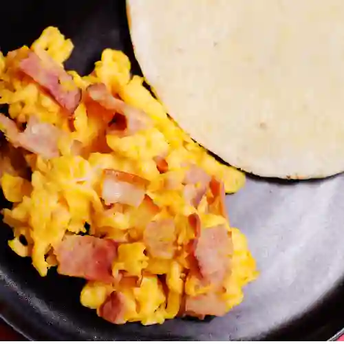 Arepa con Huevos Tocineta