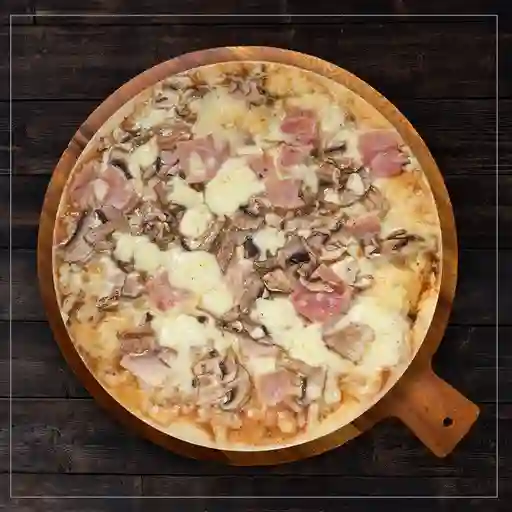 Pizza con Jamón y Champiñón.