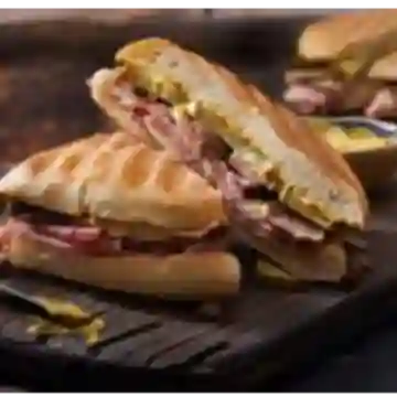 Sandwich Cubano Pollo y Tocineta