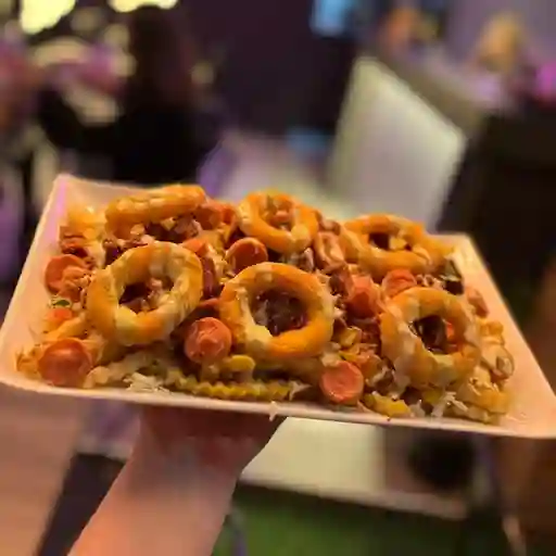 Salchipapas cebolluditas