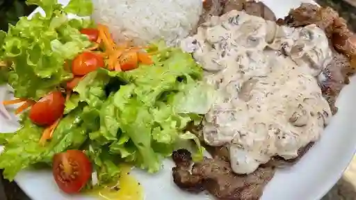 Carne mixta en salsa champiñon