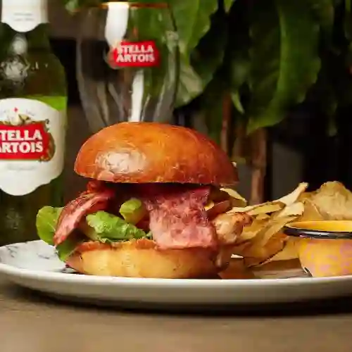 Sánduche con pollo y tocineta