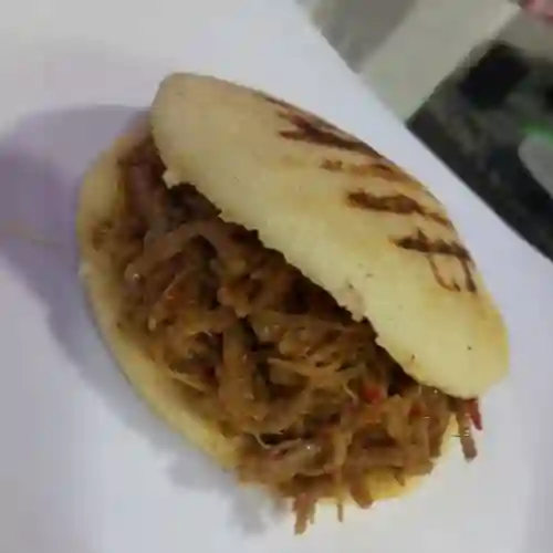 Arepa con Carne Desmechada