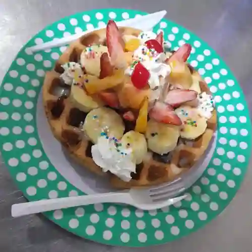 Waffles con Fruta y Helado