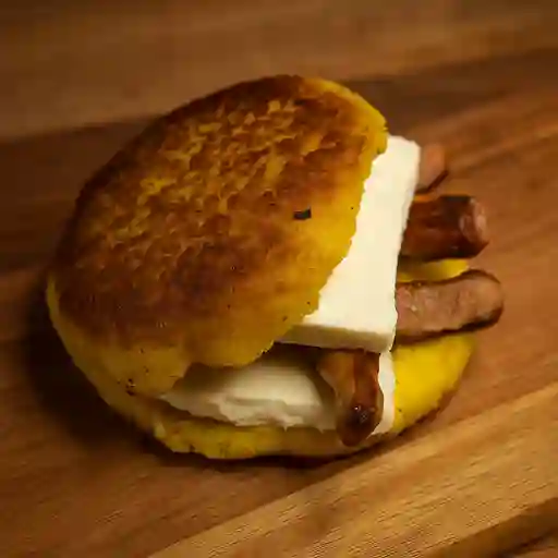 Arepa de choclo con cuajada y ranchera