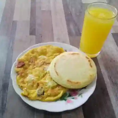 Combo Arepa Huevos Rancheros y Jugo de N