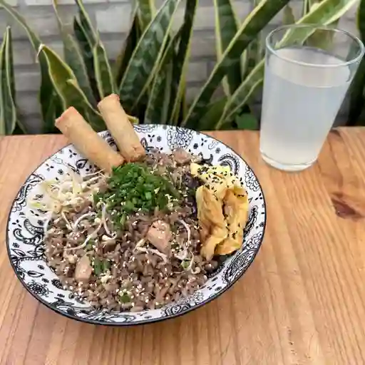 Arroz chino de pollo, egg rolls y bebida