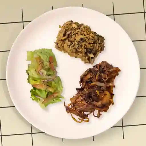 Lomo de cerdo encebollado balanced