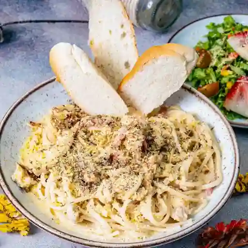 Pasta carbonara con pollo y tocineta