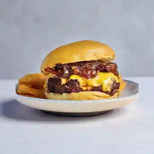 Monster burger con papas y coke.