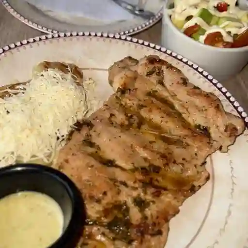 Pechuga asada con arepa de yuca