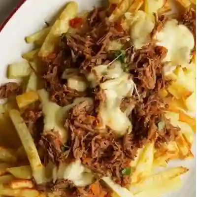 Papas con pulled beef creamy cheese