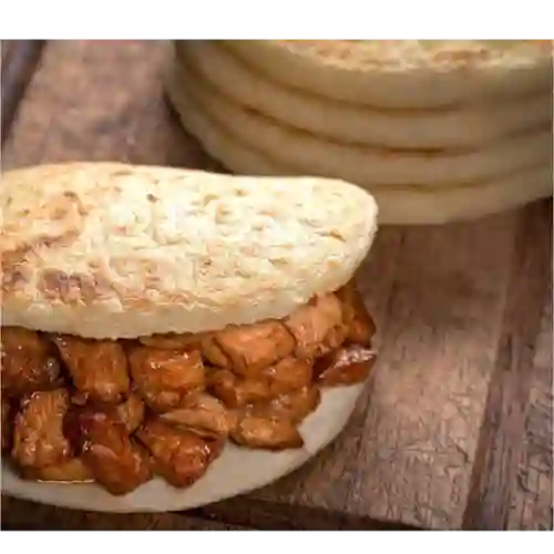 Arepa de Cochino Frito (Cerdo Frito)