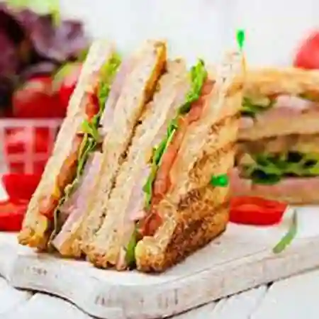 Sándwich Jamón y Maicitos
