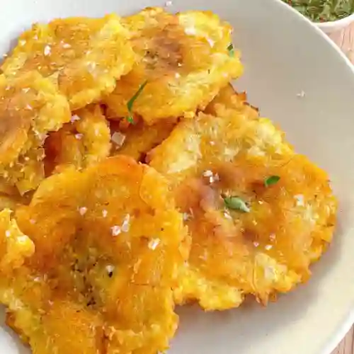 Patacones con Salsa Criolla