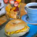 Desayuno Egg & Cheese y Fruta