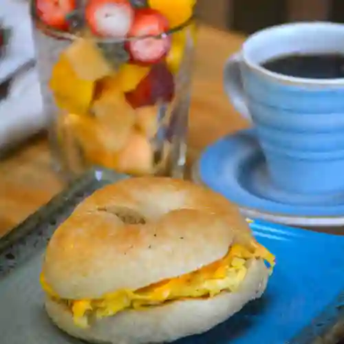 Desayuno Egg & Cheese y Fruta