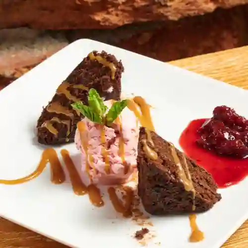 Brownie con Helado y Arequipe de Tequila