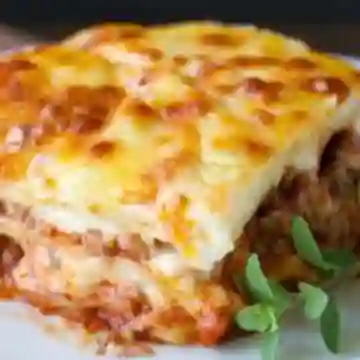 Lasaña Pollo Maiz Tocineta + Francesa