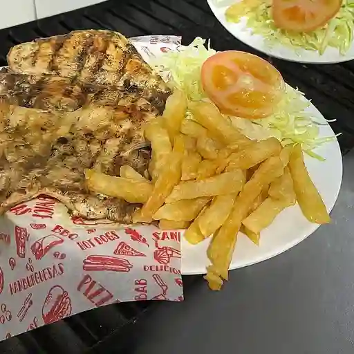 Pechuga Artesanal Al Carbón 250 G Papas Ensalada Coca-Cola