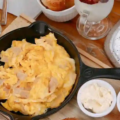 Huevos revueltos con jamón y queso