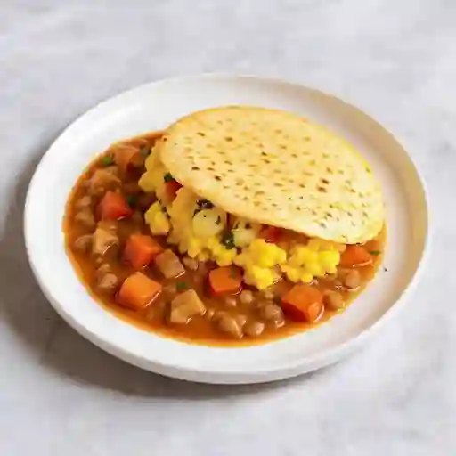 Arepa con huevo perico(guiso de la casa)