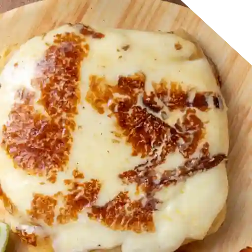 Arepa de yuca rellena de pollo