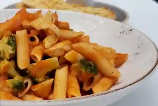 Penne con Pollo y Brócoli