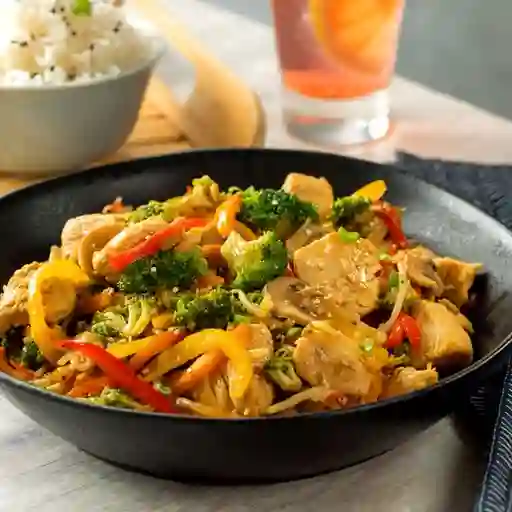 Chop suey con pollo picado y camarones