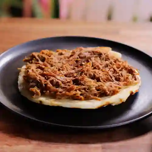 Arepa con Carne Desmechada