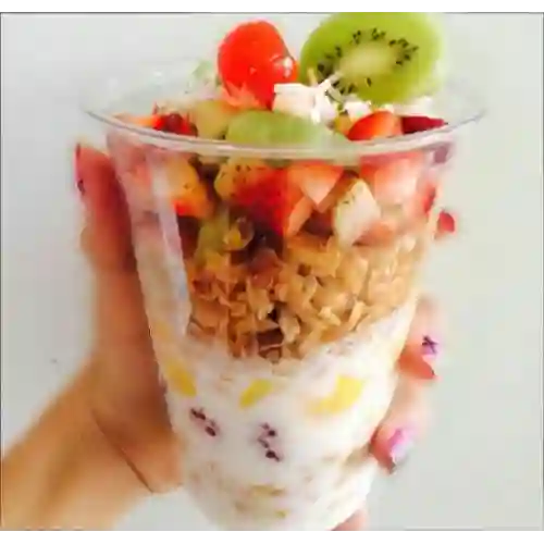 Frutas con Granola y Yogurt